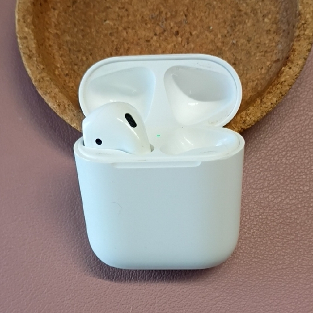 Apple Left Gen 2 Airpod + Gen 2 Charging Case